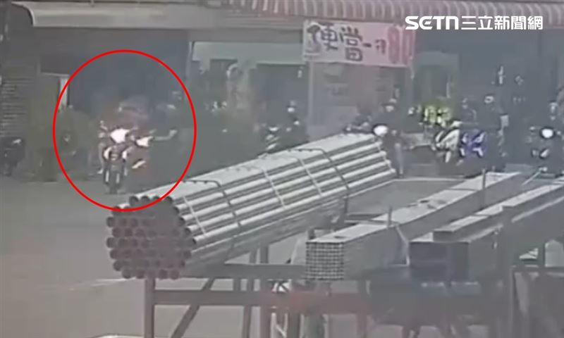 初步肇事原因研判，為林童闖紅燈，加上沒有駕照騎車上路，可處新台幣6000元以上2萬4000元以下罰鍰。（圖／翻攝畫面）