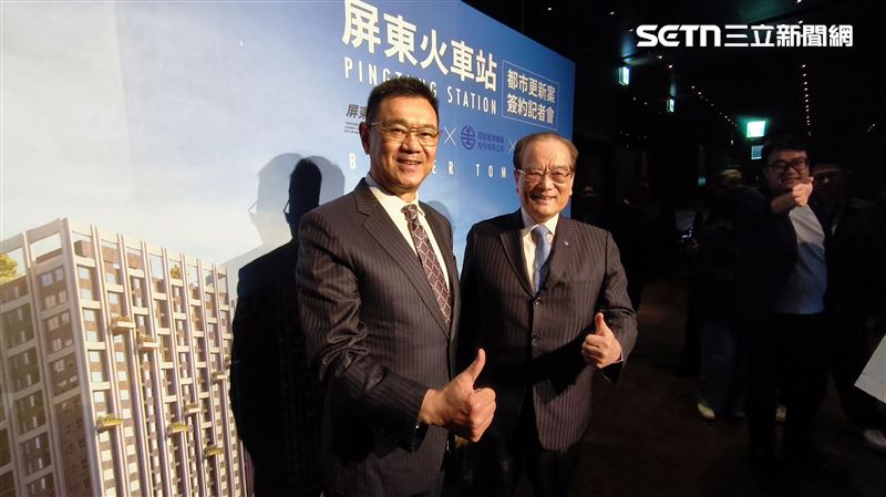 台鐵屏東火車站TOD案今日由達麗董事長謝志長(左)與台鐵董事長鄭光遠(右)進行簽約儀式。(圖/記者陳韋帆攝影)