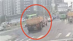 砂石車,龜山,倒車,義交（圖／翻攝畫面）