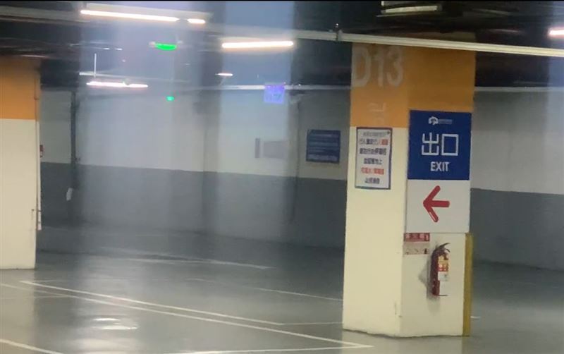 夫妻開啟後車箱尾門賣力上演「活春宮」,被多名顧客目擊。(圖/翻攝畫面)