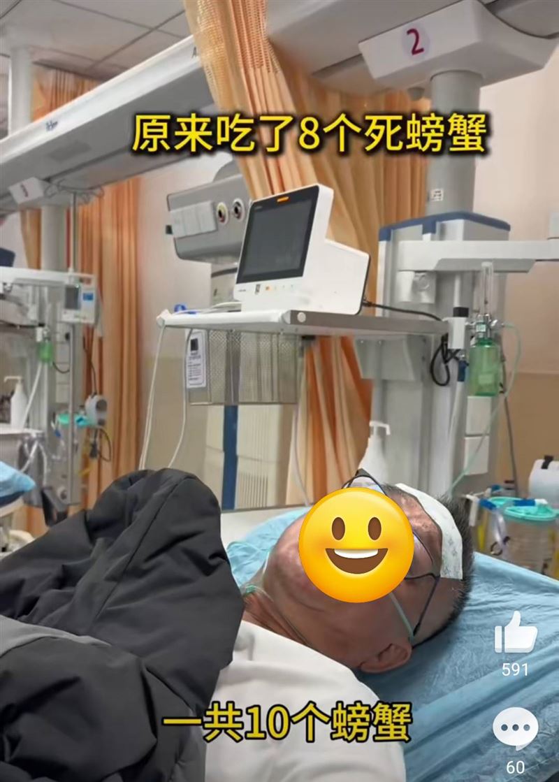 喬任梁父親吃死掉大閘蟹,導致食物中毒送醫。(圖/翻攝自微博)