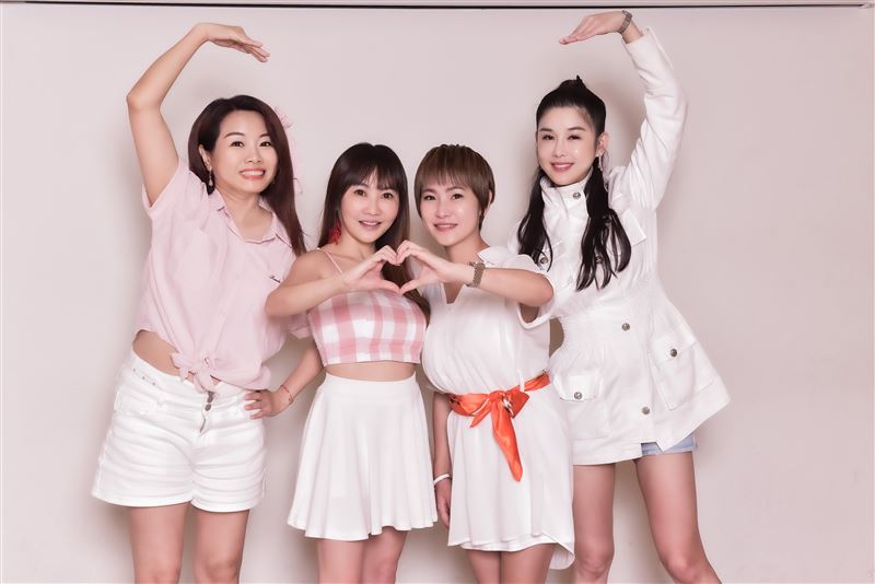 王宥忻打造熟齡女團 F40。（圖／女神愛啪啪提供）