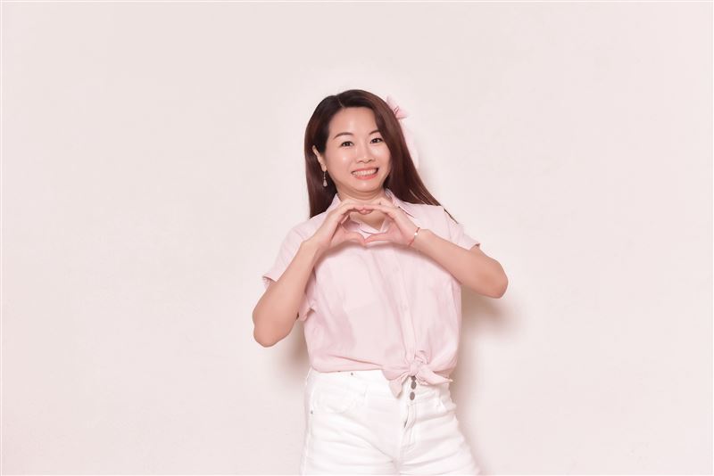 Cony 的人生因合夥人落跑,獨自扛下所有債務,最後因票據問題被判刑,在監獄裡待了四年。(圖/女神愛啪啪提供)