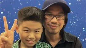 人氣童星葉子誠離世得年25歲，馬來西亞漫畫家徐有利（右）透露其「真正死因」。（圖／翻攝自徐有利臉書）