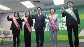 民進黨縣市長提名記者會（2）身兼民進黨主席的總統賴清德（中）22日在民進黨中央黨部出席民進黨縣市長提名記者會，民進黨立委陳瑩（左2）將參選台東縣長、宜蘭縣信賴之友會理事長林國漳（右）將參選宜蘭縣長、民進黨立委王美惠（左）將參選嘉義市長、民進黨立委何欣純（右2）將參選台中市長。眾人在記者會振臂喊出「凍蒜」口號。中央社記者徐肇昌攝　114年10月22日