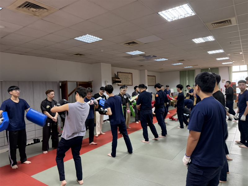 本次訓練內容包含戰鬥姿勢、步伐運用、基礎拳擊、基礎腿法及拳腿組合等。(圖/翻攝畫面)