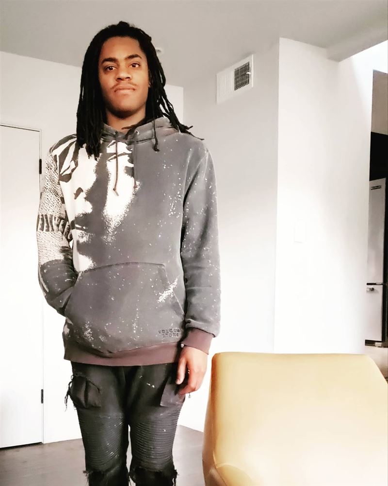 賽克斯兒子米卡已被逮補。（圖／翻攝自IG）