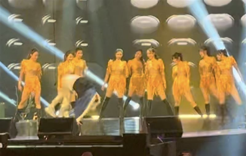 陳雷在舞台上大秀一字馬、翻跟斗。(圖/慕陸國際HiendAsia提供)