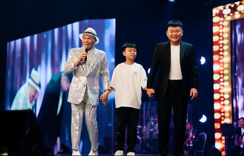 陳雷三代同堂,凍齡外型被讚「像是大哥帶著弟弟出場」。(圖/慕陸國際HiendAsia提供)