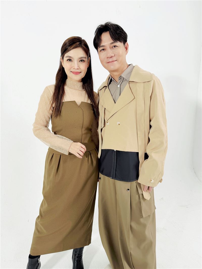 美魔女談詩玲強勢推出新歌〈神鵰俠侶〉,並邀來總鋪師歌手陳隨意首次對唱。(圖/豪記唱片 提供)