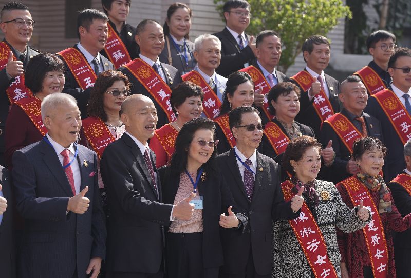 立法院長韓國瑜（前排左2）10日在立法院接見114年度全國好人好事獲獎代表一行，並於議場前合影，女星陳淑芳（前排右1）也在列。（圖／中央社）
