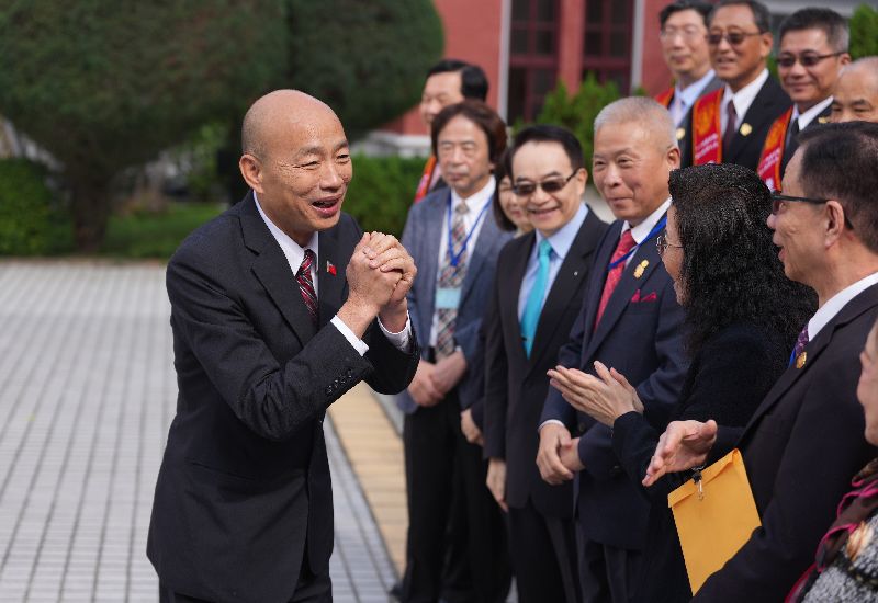 韓國瑜（前左）10日在立法院接見114年度全國好人好事獲獎代表一行，向眾人拱手致意。（圖／中央社）