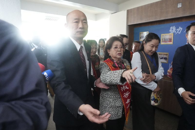 韓國瑜（前左）10日在立法院接見114年度全國好人好事獲獎代表一行，陪同獲獎演員陳淑芳（前左2）前往會議室。（圖／中央社）