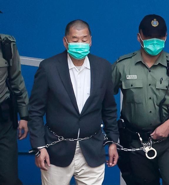 黎智英出庭受審。綽號「肥黎」的黎智英，在長達五年的關押期間，健康急遽惡化，據他女兒說法，父親的身體消瘦到昔日衣服足以將他吞沒。（圖／翻攝自X平台 @Sachinettiyil）