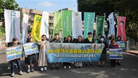 環團籲儘速通過新建物屋頂光電義務法案地球公民基金會、綠色公民行動聯盟、主婦聯盟環境保護基金會等民間團體10日在行政院前舉行記者會，呼籲行政院儘速在年底前公告「建物光電設備標準」，並堅定維持草案原有的適用範圍，納入公、私有建物與工廠屋頂，且不應分階段施行。中央社記者王飛華攝　114年12月10日