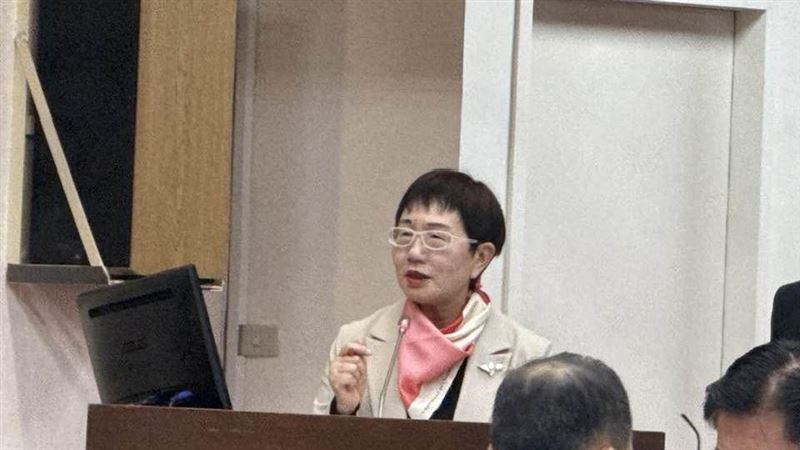 針對國安基金是否擴編至一兆元,立委李坤城今(10)日質詢時力挺修法,強調台股市值翻倍,護盤銀彈不能少。財政部次長阮清華坦言過去資金有限只能「省著用」,並澄清「有借款才需付息」,駁斥擴編將導致巨額利息支出的謠言。(圖/記者師瑞德攝影)