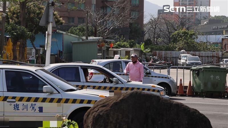 台中某駕訓班學員忘記將方向盤回正，又誤踩油門撞進候考區。（示意圖／資料照）