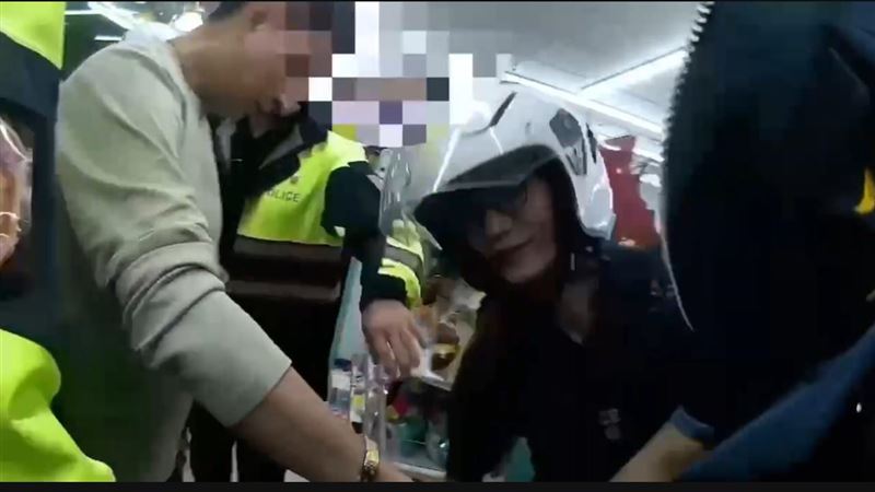 紀姓男子參加艋舺青山宮遶境,卻因酒醉鬧事被帶回保護管束。(圖/翻攝畫面)