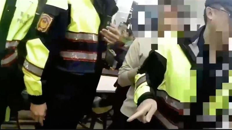 紀姓男子參加艋舺青山宮遶境,卻因酒醉鬧事被帶回保護管束。(圖/翻攝畫面)