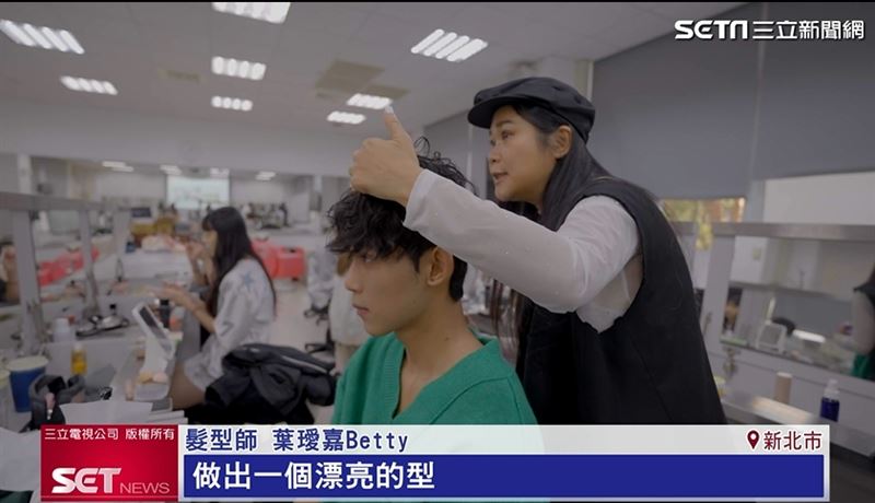 大咖明星指定合作的知名髮型師Betty葉璦嘉，教導同學們善用工具打理髮型