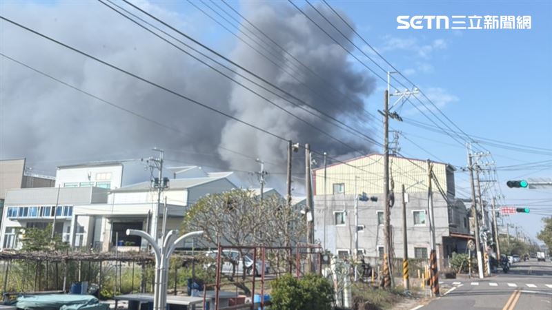 這場火警，數公里外可見巨大濃煙直竄天際。（圖／翻攝畫面）