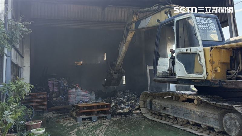 消防投入重機具1台重機具前往救援。（圖／翻攝畫面）