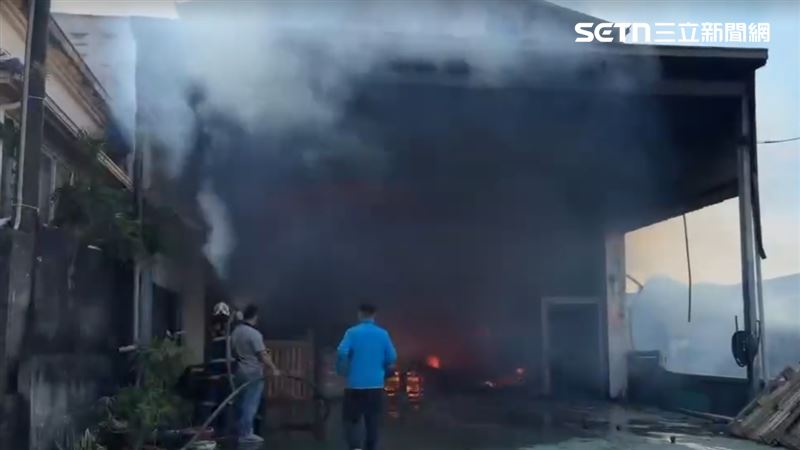 工廠大火9人打不滅！濃煙竄天近百坪燒光