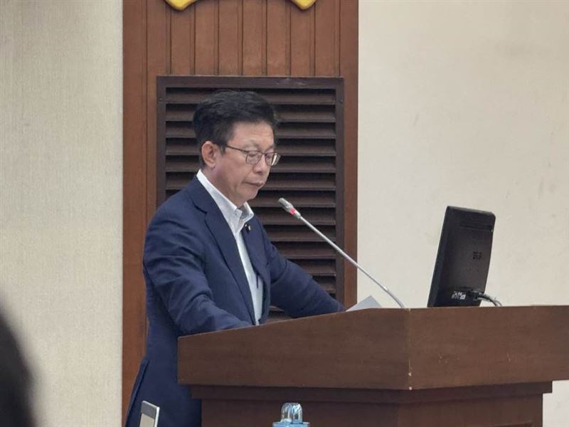 民進黨立委郭國文今（10）日質詢指出，國安基金歷年護盤狂賺660億，應將此「機會財」挹注長照與健保，全民共享。同時，他主張修法刪除進場「四大情境」限制，強化護盤彈性，並示警擴編恐年燒70億利息，籲財政部精算。財長莊翠雲允諾研議。（圖／記者師瑞德攝影）