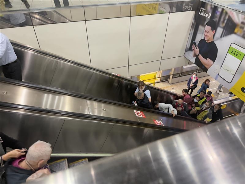 站長立刻到現場處理，北捷表示，經初步檢視其中一名旅客腿部受傷，站長立即請行控呼叫救護車。（圖／Threads @dailyhsing授權提供）