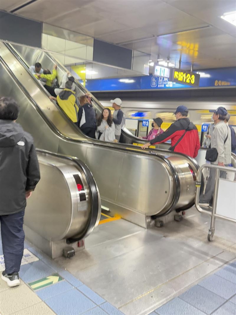 北捷亞東醫院站手扶梯出意外。（圖／Threads @dailyhsing授權提供）