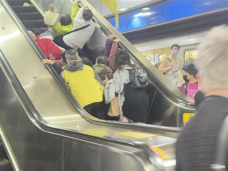 北捷亞東醫院站手扶梯出意外，有疑似目擊者稱婦人穿著洞洞鞋捲入手扶梯造成此事故。（圖／Threads @dailyhsing授權提供）