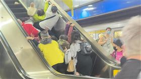北捷亞東醫院站手扶梯出意外。（圖／Threads @dailyhsing授權提供）