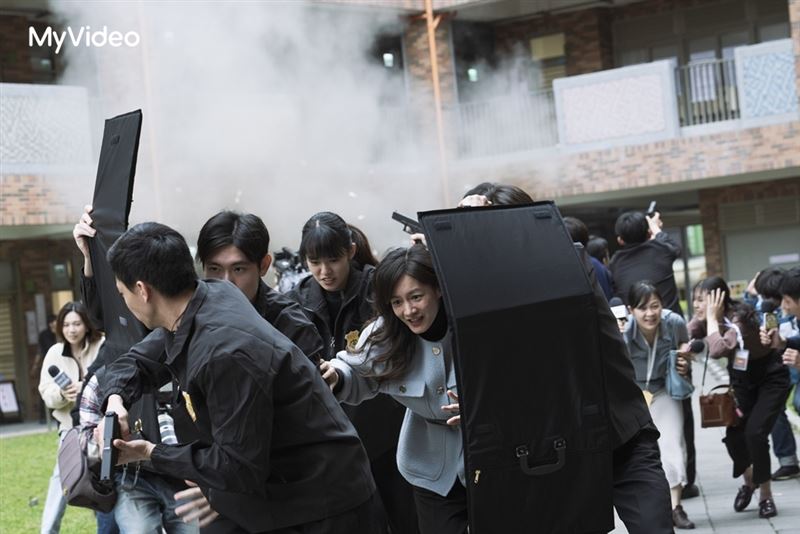 Janet（中）自曝拍動作戲太興奮竟笑場。（圖／牽猴子提供）