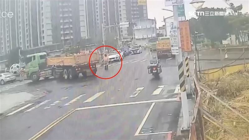桃園龜山9日發生死亡車禍，義交人員遭倒車的砂石車輾過，疑似駕駛視線死角