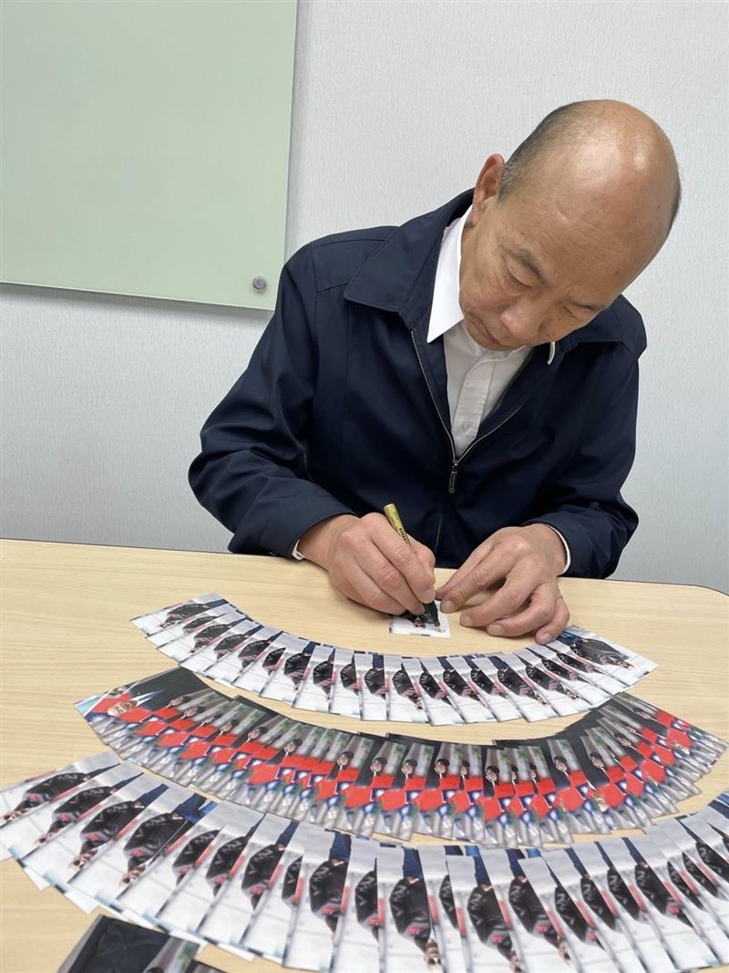 韓國瑜貼出正在簽小卡的照片。（圖／翻攝自韓國瑜臉書）