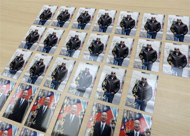 韓國瑜親筆簽100張小卡，將放在桌曆內隨機送出。（圖／翻攝自韓國瑜臉書）