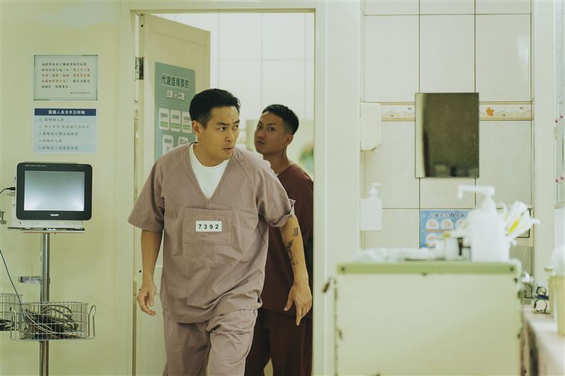 楊祐寧搏命逃獄，賭命只為見兒子一面。（圖／愛奇藝國際版、壹壹影業提供）