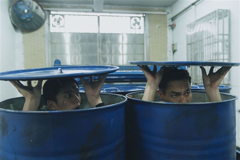 楊祐寧為了逃亡，與陳澤耀（左）一起被人往臉上丟廚餘。（圖／愛奇藝國際版、壹壹影業提供）