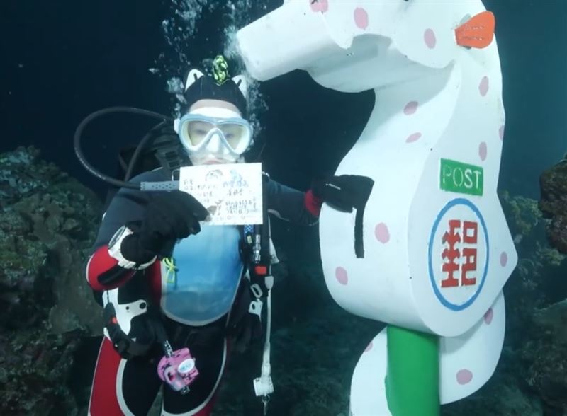 錦雯推薦去綠島海陸倒數跨年，寄張明信片給自己。（圖／民視提供）