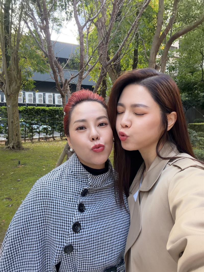 白家綺（右）跟著老公吳東諺喊錦雯「媽媽」，片場像一家人般溫暖。（圖／民視提供）