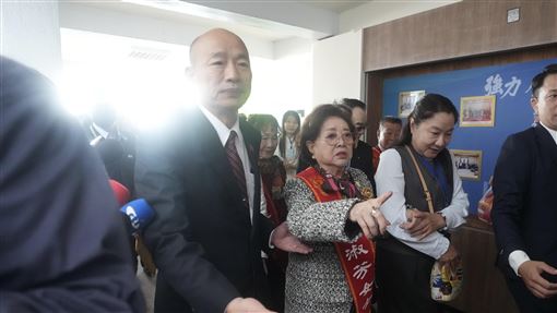 陳淑芳獲好人好事代表　韓國瑜親自幫開路