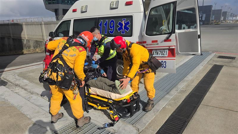排雲山莊2登山客高山症發！黑鷹出動救援
