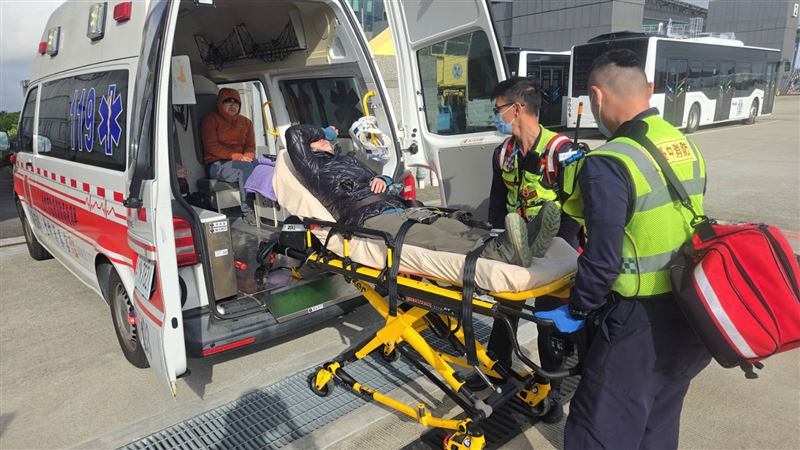 2名登山客於排雲山莊突發高山症,由空勤總隊救援下山。(圖/翻攝畫面)