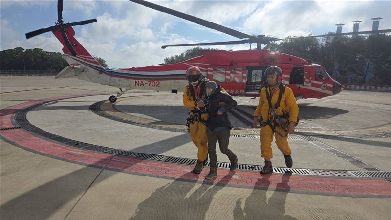空勤總隊將2名登山客救援下山,並交由地面醫護人員送醫治療。(圖/翻攝畫面)
