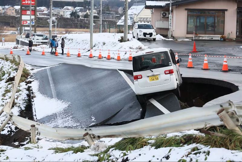 青森縣外海7.5地震災後景象，白車麵包車受困破裂路面。（圖／翻攝自X平台 @MarioNawfal）