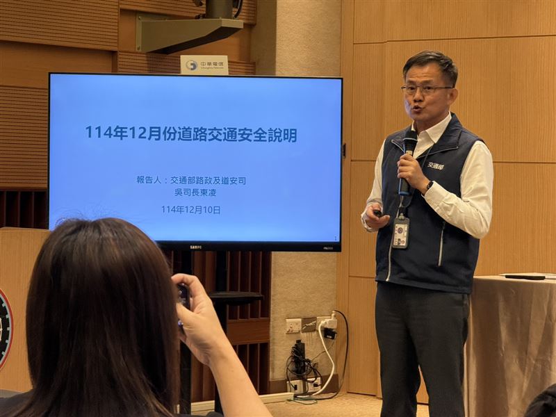 吳東凌指出，分析發現高齡者在路段死亡比例高達56%，兒少為9.6%，其他族群約34.9%。肇因以恍神、不依標誌標線穿越道路、違規行為為主，高齡者步行速度慢，一旦選擇在無號誌路段穿越，傷亡風險極高。（圖／記者李育道攝影）