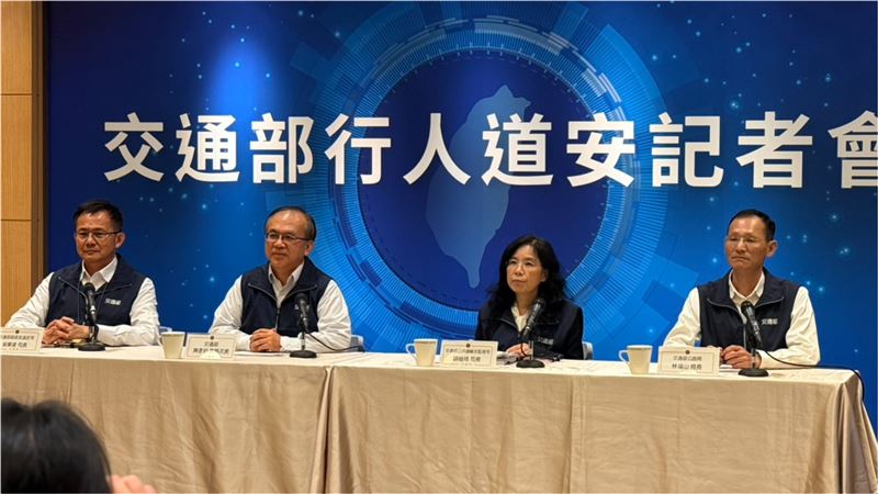 道安記者會今（10日）由交通部次長陳彥伯（左2）、路政道安司司長吳東凌（左1）、公路局副組長謝敏郎共同報告12月份道路交通安全說明。（圖／記者李育道攝影）