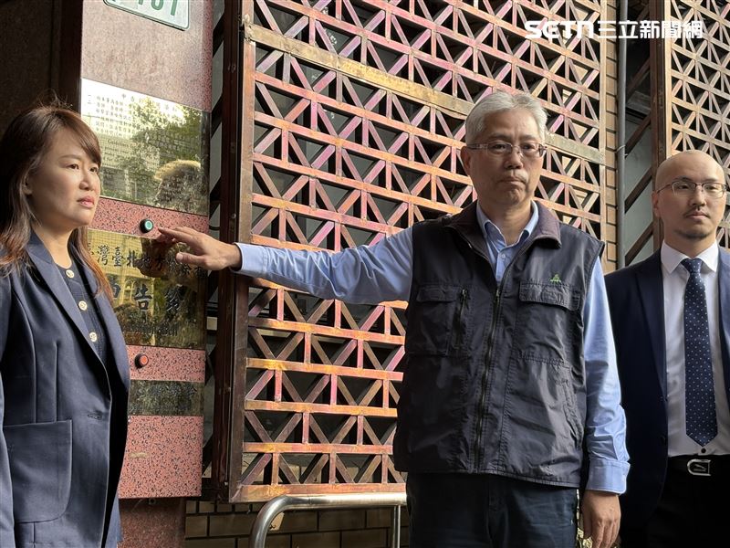 皇昌營造執行長林明照在律師陪同下，赴台北地檢署告發。（圖／記者楊佩琪攝）