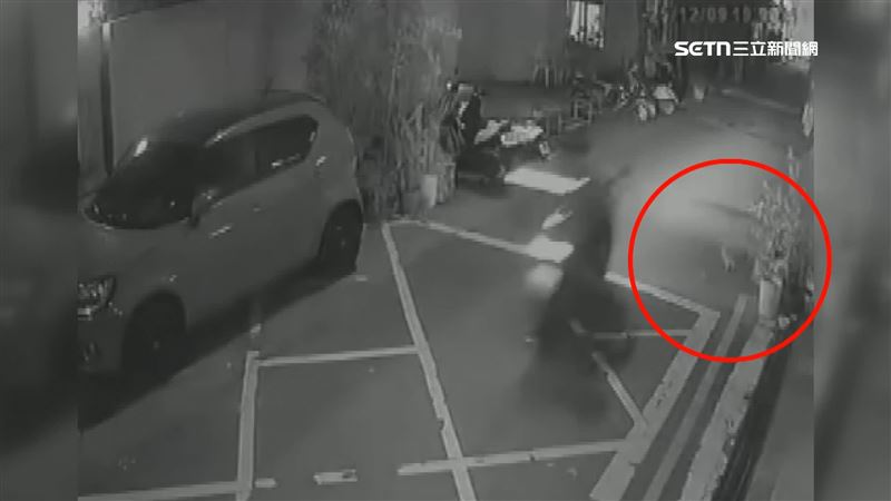 外送員高速撞擊一隻小貓咪，事後卻直接離開，最終貓咪在掙扎中死亡