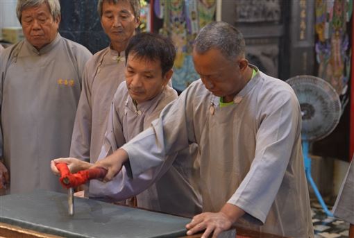 跑遍菊島大搜查　找尋神明寫的書